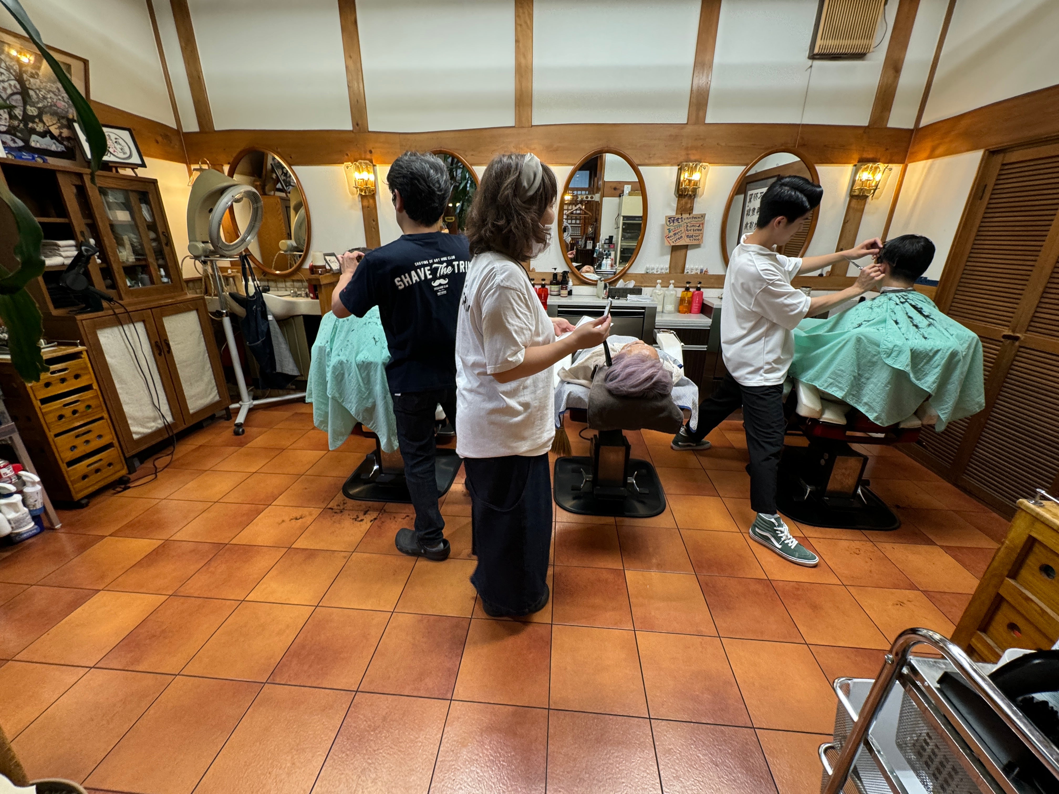 家業を継承していく姿に感動(日頃お世話になっている理容師さんご家族)