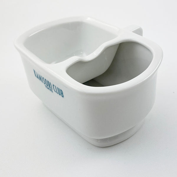 実は海外で人気のある日本の床屋さんで見かけるマグカップ。KAMISORICLUB ORIGINAL MUGCUP